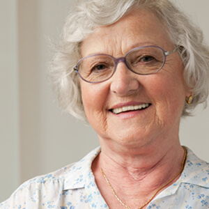 Seniorenbetreuung und Pflegedienst Spandau - lächelnde Seniorin - Betreuung Betreuung in Ihrer Nähe Betreuung in Ihrer Nähe Seniorenbetreuung und Pflegedienst Spandau - lächelnde Seniorin - Betreuung Betreuung in Ihrer Nähe